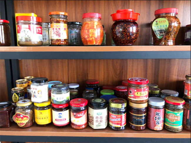 星火辣椒醬灌裝機(jī)樣品展柜實(shí)拍